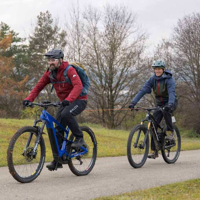 Samozwijająca się lina holownicza do roweru