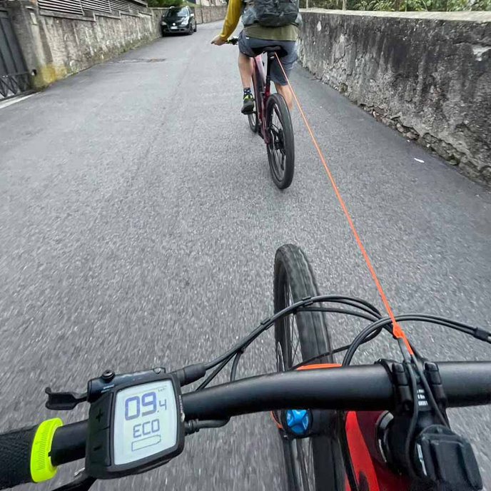 Samozwijająca się lina holownicza do roweru