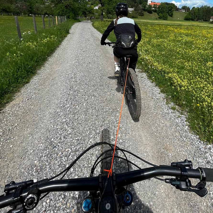 Samozwijająca się lina holownicza do roweru