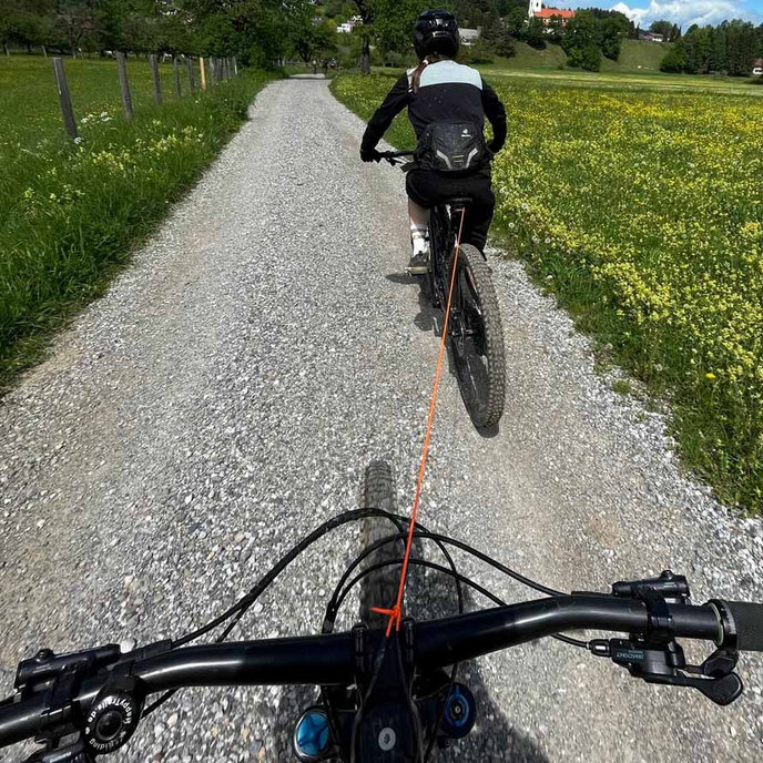 Samozwijająca się lina holownicza do roweru